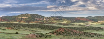 科罗拉多州洛基山脉的丘科罗拉多州柯林斯堡附近的红山开放空间夏初全景图片