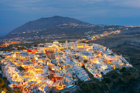 Fira希腊爱琴岛现代首都圣托里尼希腊伊利亚斯大山和东正教都会堂夜间希腊图片