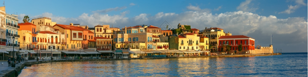 上午在希腊克里特CreteChania的老港Firkas堡垒和VenetianQuayChania图片