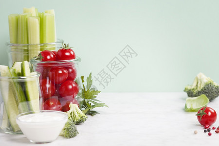 淡蓝底的杂类新鲜蔬菜维冈蔬菜健康食品图片