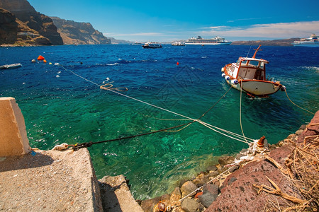 希腊圣托里尼州菲拉老港MesaGialos的渔船机动和游轮图片