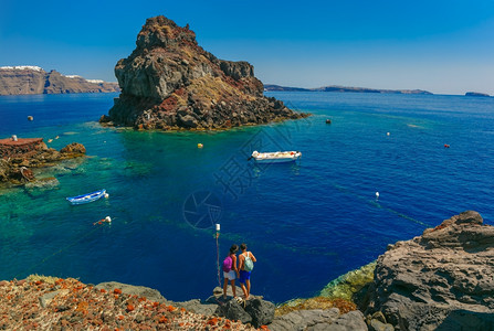 希腊爱琴海圣托里尼岛奥亚村附近的Armeni湾海滩旅游者图片