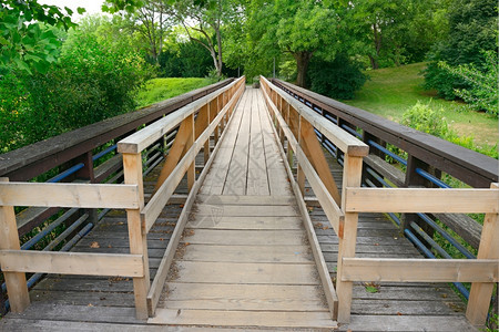 公园的木环桥图片