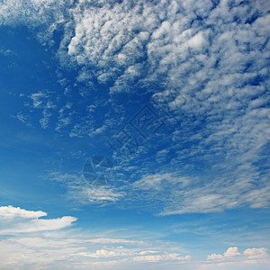 蓝色天空中的白云图片
