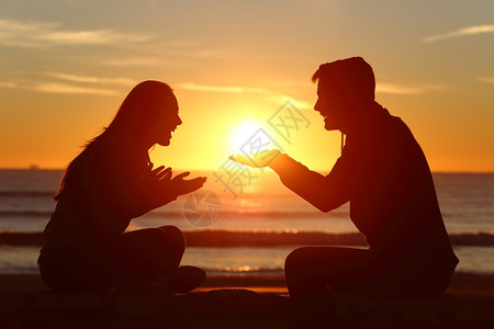 一副情侣或朋友双影约会的侧景肖像爱上一个男朋友日落时在户外给他女