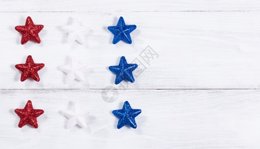 美国内的恒星在生锈白木板上颜色美国7月4日的假概念图片