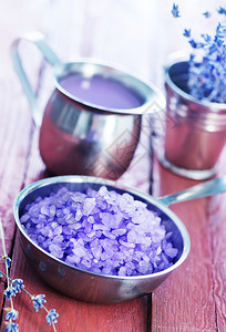 金属碗和桌上的紫色海盐图片