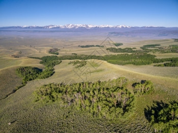 从科罗拉多州北公园独立山向Zirkel山公园地带的夏日风景和野火烟图片