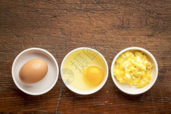 炒鸡蛋抽象式白碗和鸡蛋对抗生锈风化和复制空间的木材图片