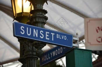 蓝色的日落Blvd街道标志图片