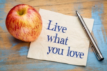 随心所爱的生活用新鲜苹果在餐巾纸上笔迹图片