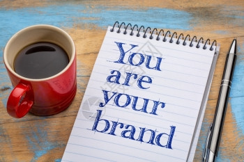 你是的品牌动机文字在螺旋笔记本里加上一杯咖啡图片