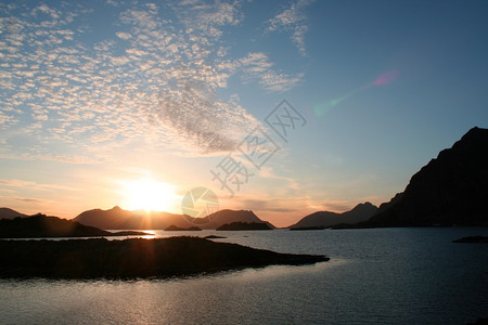 挪威Lofoten群岛的午夜太阳图片