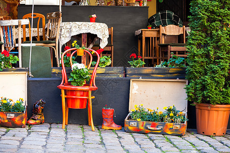 欧洲城市街头咖啡厅露台配有桌和花图片