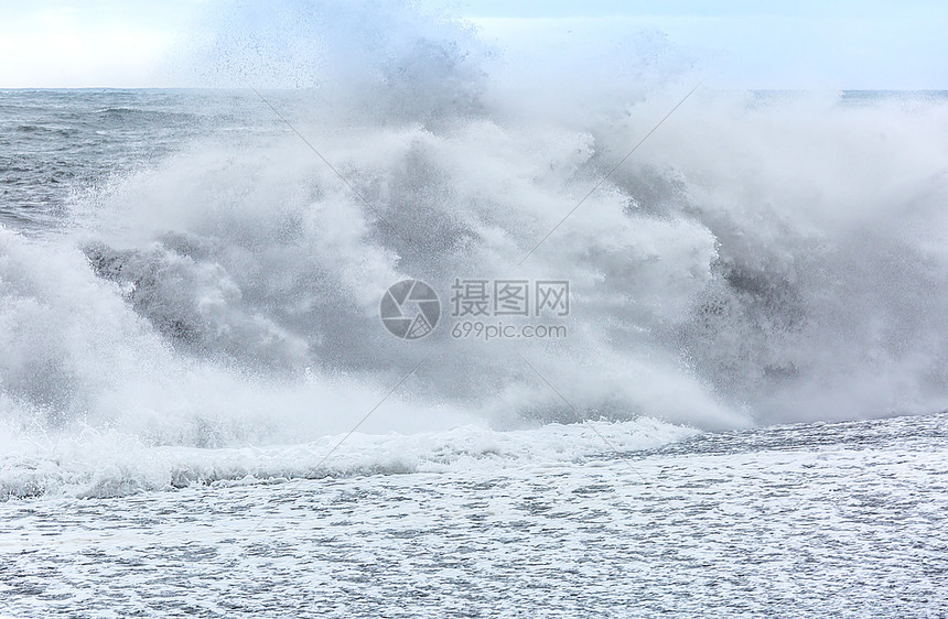 冰岛在黑沙滩上的大浪潮图片