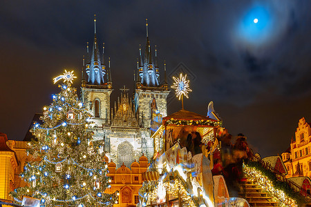 旧城广场圣诞树和童话故事蒂恩夫人教堂在奇幻城市布拉格图片