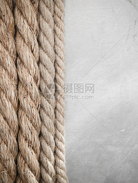金属质料背景上的船舶绳索图片