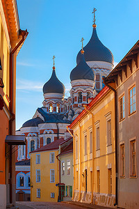 俄罗斯东正教亚历山大内夫斯基教堂和晚上位于爱沙尼亚塔林的旧镇Toompea的狭窄街道图片
