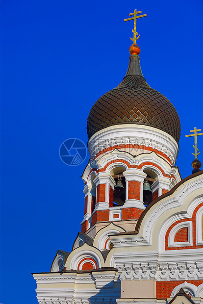 晚上在爱沙尼亚塔林的Toompea老城的俄罗斯东正教亚历山大内夫斯基教堂的圆顶和图片