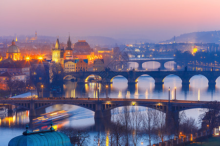 在捷克布拉格夜间对旧城和伏尔塔瓦河上空的桥梁进行中观察图片
