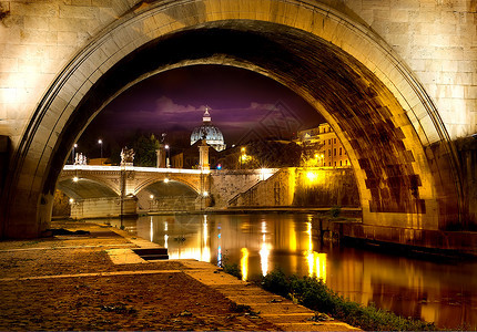 圣安吉洛大桥和意大利罗马圣彼得教堂夜景图片