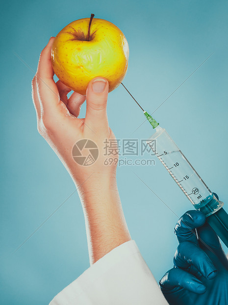 科学家医生注射苹果GM食品科学家医生注射苹果器化学家持有转基因水果GM食品改制图片