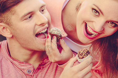 爱与幸福可的情侣以蛋糕饼干互相喂养快乐的情侣图片