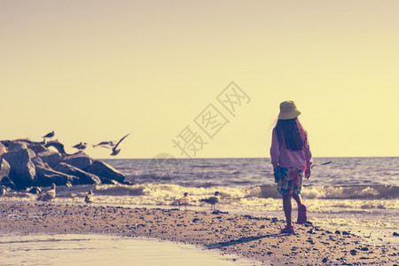 小女孩在海边玩得开心小孩走路暑假放松内存过滤器图片