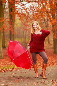 时装女郎在秋天的公园里放松伞子快乐和放松在森林里图片