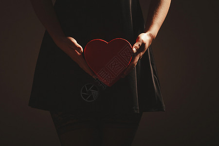 身穿黑裙子的感女和内裤拿着红心盒的手持礼物工作室拍到图片