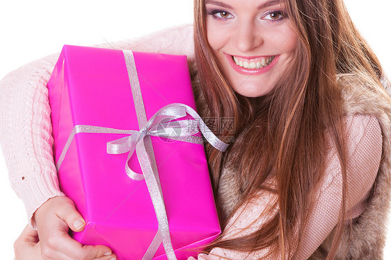 美丽的女人带着粉红盒礼物圣诞假期漂亮的快乐女人带着粉红玫瑰盒礼物图片