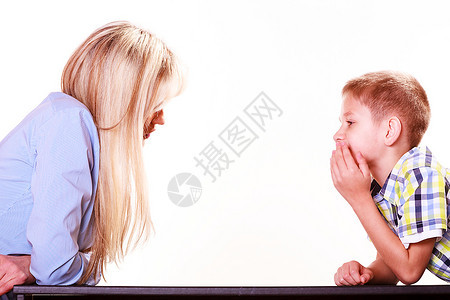 母亲和儿子在议席上交谈和争论关系和讨母亲儿子坐在议席上争论解决问题图片