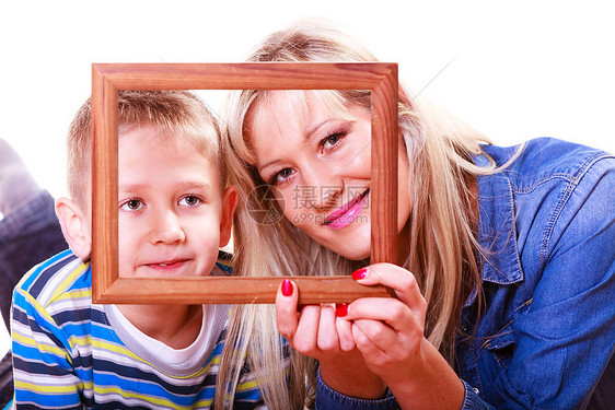 母亲和儿子玩空框花时间做家庭亲子关系母和儿子玩得开心手握空框图片