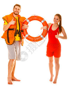 穿着救生衣的员穿着环形浮标的救生员穿着防衣的救员穿着环形浮标的救生衣监督游泳池的男女们举起拇指手势预防意外事故图片