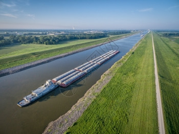 圣路易斯上方Mississisippi河运岩石链上的驳船空中观察图片
