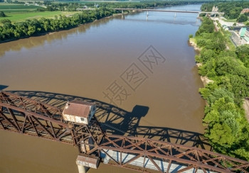 位于博恩维尔的密苏里河上空卡蒂桥中路被抬开空观察图片