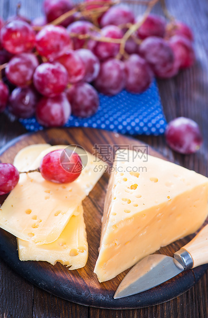 紫葡萄和奶酪在切板上图片