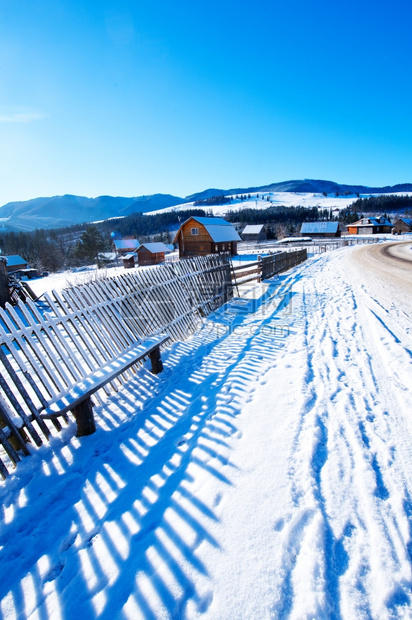 山中的雪乌黑冬季山图片