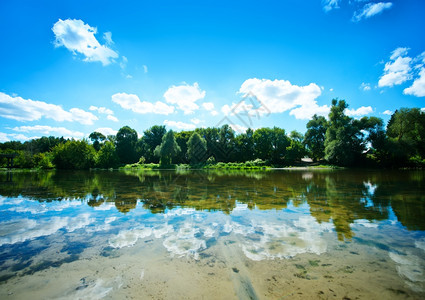 乌克兰夏季湖边海滩图片