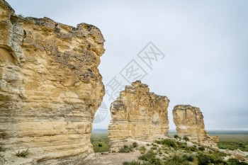 在堪萨斯西部Quinter戈夫州附近CastleRock附近Kasas西部草原的石灰岩柱形成戈夫州图片