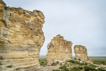 在堪萨斯西部Quinter戈夫州附近CastleRock附近Kasas西部草原的石灰岩柱形成戈夫州图片