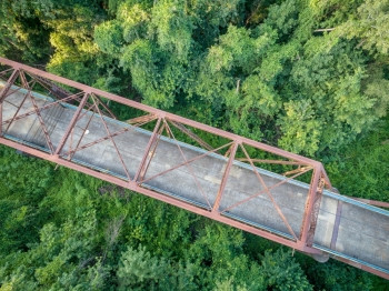 一座旧桥对绿树的空中观察密西比河里弗上空的岩石桥旧链图片