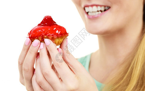 女人拿着蛋糕草莓女人拿着手拿着不健康的食物点心图片
