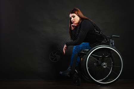 坐在轮椅上的悲伤女孩残疾哀病剧概念图片