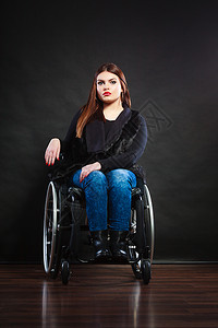 坐在轮椅上的悲伤女孩残疾哀病剧概念图片