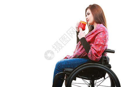 残疾人饮酒放松休闲概念快乐的残疾人女士坐轮椅笑的残疾女孩拿着红杯饮料图片