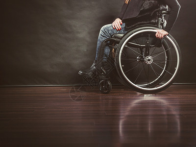 残疾人的腿病残瘫痪健康概念残疾人的腿轮椅上女被挤压背景图片