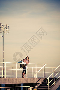 在码头的徒步旅行者背包车在海边骑背包的年轻人冒险和旅游美丽的海景图片
