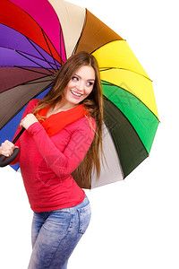 穿着红色衣服的时装髦有笑着女孩站在多彩的伞下玩得开心图片