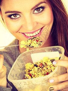 女人吃燕麦干果饭燕麦果子早餐干女孩用塑料容器吃自制午餐健康饮食营养概念食物水果图片